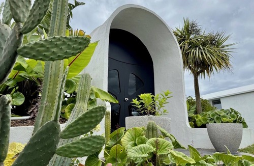 Peka Peka House | Iconic & Curvaceous Beach House