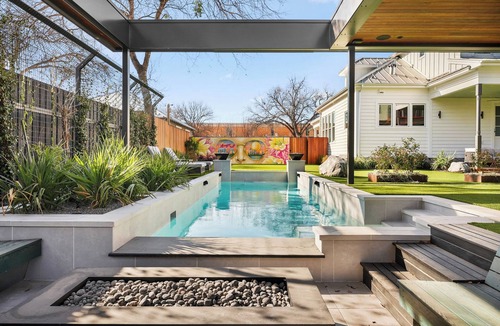 East Cesar Chavez House | Iconic Downtown Estate: Pool & Moroccan Suite