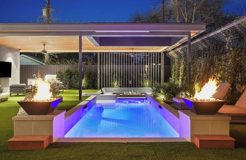 East Cesar Chavez House | Iconic Downtown Estate: Pool & Moroccan Suite