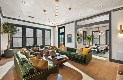 East Cesar Chavez House | Iconic Downtown Estate: Pool & Moroccan Suite