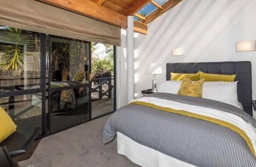 Beach Haven House | Iconic Estate -Unique Waterfront Experience