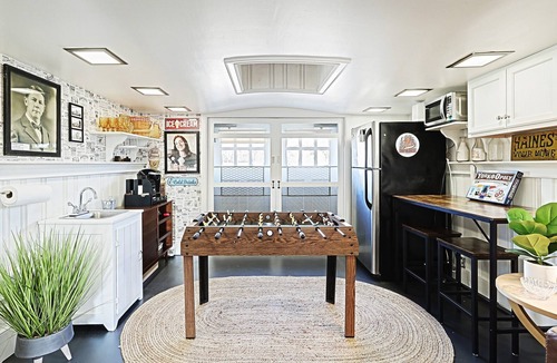 York Cottage | Iconic Haines Shoe House - Hot Tub, Firepit, Foosball & 300 Game Arcade Machine!