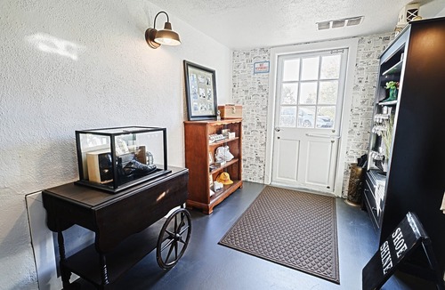 York Cottage | Iconic Haines Shoe House - Hot Tub, Firepit, Foosball & 300 Game Arcade Machine!