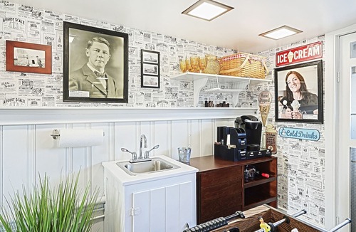 York Cottage | Iconic Haines Shoe House - Hot Tub, Firepit, Foosball & 300 Game Arcade Machine!