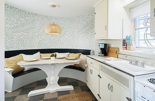 York Cottage | Iconic Haines Shoe House - Hot Tub, Firepit, Foosball & 300 Game Arcade Machine!