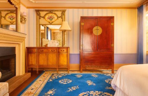 Hollywood House | Iconic Hollywood Homestay Near Walk Of Fame