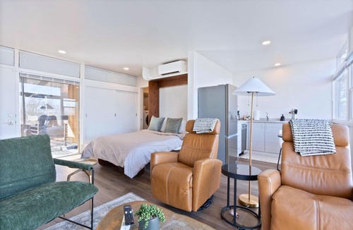 Cliff - Cannon Apartment | Iconic Modern Stay w Free Parking