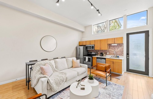 Lower Queen Anne House | Iconic Seattle Experience: Explore Seattle's Unique Downtown! Great for Groups!