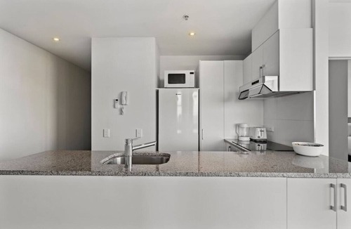 Newton Apartment | Iconic Skyline Modern Abode with Free Parking