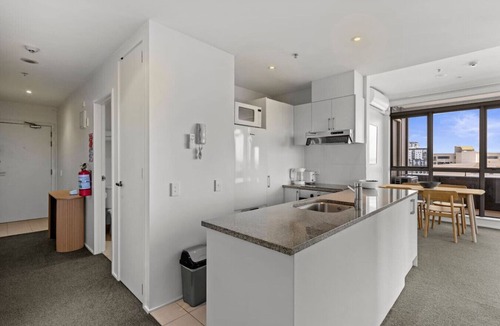 Newton Apartment | Iconic Skyline Modern Abode with Free Parking