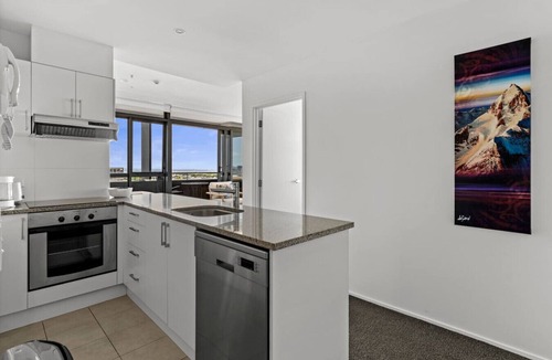 Newton Apartment | Iconic Skyline Modern Abode with Free Parking