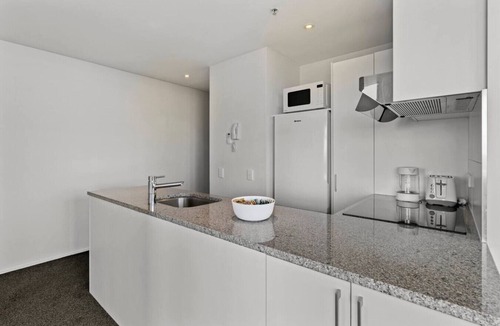 Newton Apartment | Iconic Skyline Modern Abode with Free Parking