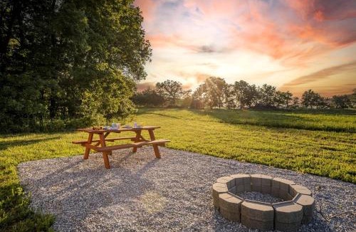 Cassville House | Iconic Tented Cabin with Fire Pit in Cassville, Missouri