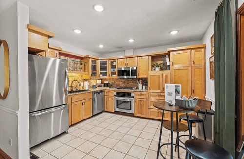 Wichita House | ICT Bunkhouse 2 King Beds, Family Friendly Retreat