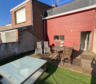 Valenciennes Apartment | Idéal groupe tarif long séjour maison 4chambres 8lits 2salles de bain 3wc terrasse stationnement gratuit