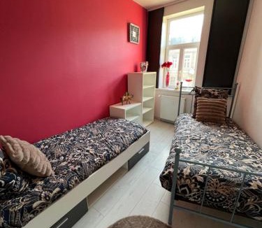 Valenciennes Apartment | Idéal groupe tarif long séjour maison 4chambres 8lits 2salles de bain 3wc terrasse stationnement gratuit