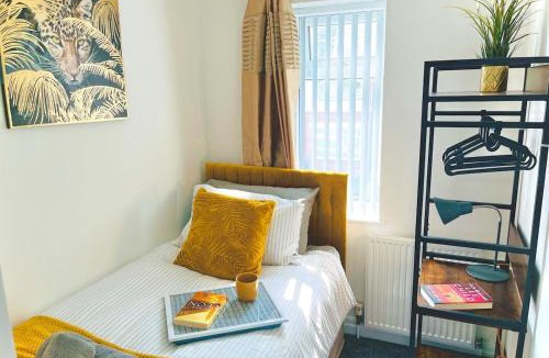 Horwich House | Ideal 4 Bed Home sleeps 7 Nr Middlebrook Stadium