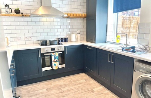 Horwich House | Ideal 4 Bed Home sleeps 7 Nr Middlebrook Stadium