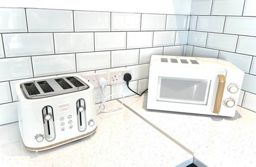 Horwich House | Ideal 4 Bed Home sleeps 7 Nr Middlebrook Stadium