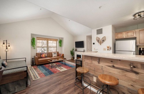Fraser Condo | Ideal and modern 1 bedroom - open floor plan and mt views