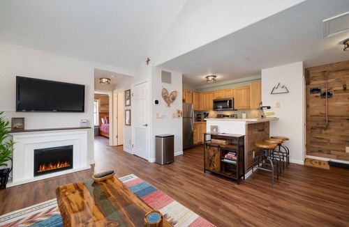Fraser Condo | Ideal and modern 1 bedroom - open floor plan and mt views