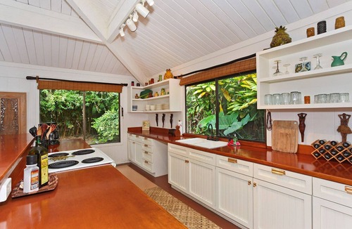 Hana House | IDEAL BEACH LOCATION 2 BR LARGE DECK "PRIVATE'