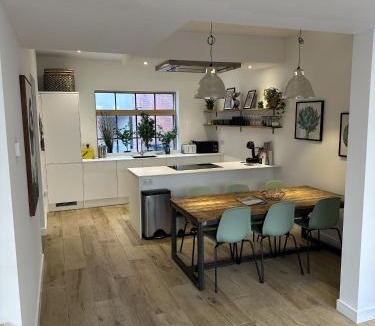 Redcliffe House | Ideal Bristol getaway - 3 bed harbourside home