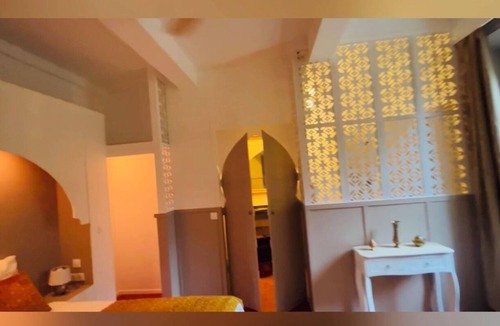 Talairan Bed & Breakfast | Ideal for friends: "La Belle Dame sans Regrets" with swimming pool, garden & workshop