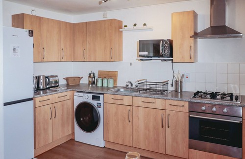 Botwell Apartment | Ideal for contractors, relocaters, families