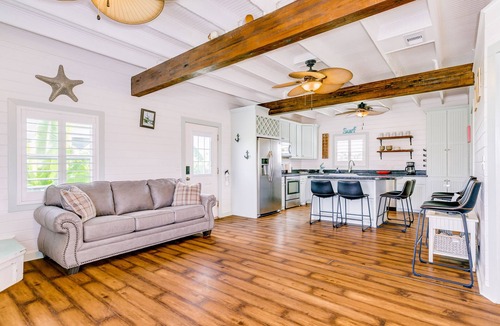 Galveston House | Ideal getaway steps from the beach with fast WiFi, central AC, deck, grill & W/D