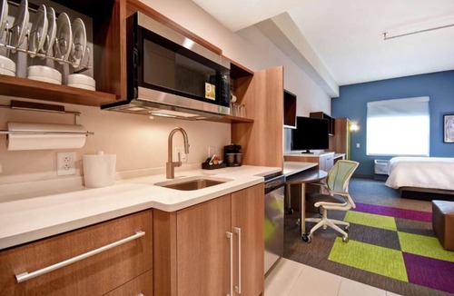 Jekyll Island Hotel | Ideal Location! 4 Classy Units, Onsite Pool, Free Breakfast, Pets Allowed!