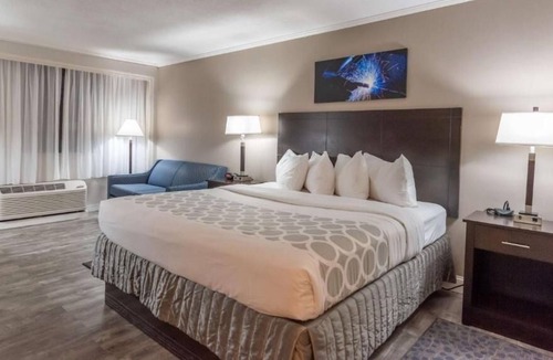 Bethlehem House | Ideal Location! Onsite Pool, Free Breakfast, Parking, Pets Allowed Here!