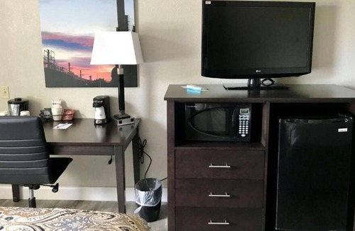 Bethlehem House | Ideal Location! Onsite Pool, Free Breakfast, Parking, Pets Allowed Here!