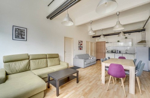Les Lilas House | Ideal location: Serge Gainsbourg metro station at the foot of the building.