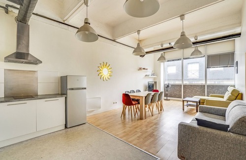 Les Lilas House | Ideal location: Serge Gainsbourg metro station at the foot of the building.