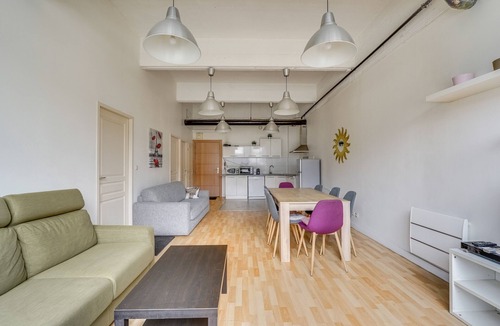 Les Lilas House | Ideal location: Serge Gainsbourg metro station at the foot of the building.