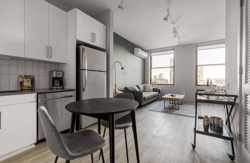 The Loop Apartment | Ideal Loop 1BR w/Gym, Roofdeck, W/D, nr West Loop & the , by Blueground