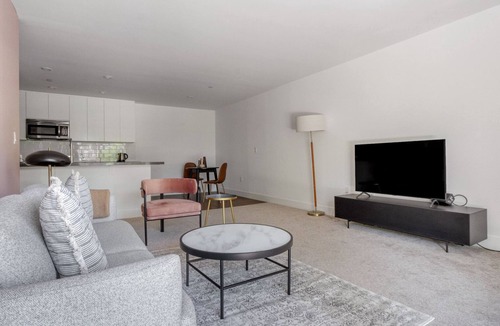 Sharon Heights Apartment | Ideal Menlo Park 1BR w/Gym & Pool, nr Shops, by Blueground