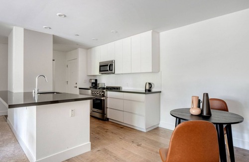 Sharon Heights Apartment | Ideal Menlo Park 1BR w/Gym & Pool, nr Shops, by Blueground