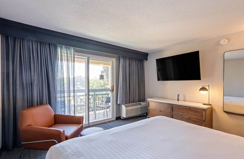San Ramon Hotel | Ideal Mix of Comfort and Value! Outdoor Pool, Pet-friendly, Free Parking!