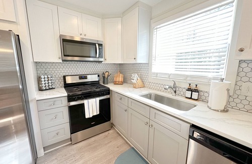 North Charleston House | Ideal Park Circle home to explore Charleston - minutes to restaurants & shops