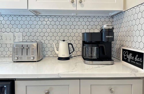 North Charleston House | Ideal Park Circle home to explore Charleston - minutes to restaurants & shops