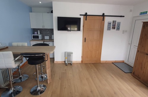 Nairn Apartment | Ideal studio base for groups or families exploring or golfing within the area