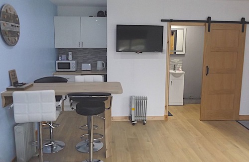 Nairn Apartment | Ideal studio base for groups or families exploring or golfing within the area