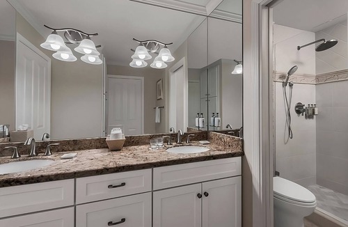 Napa Hotel | Ideal Vacay Spot w/3 Spacious Suites & Kitchen, Onsite Golf Course, Pool!