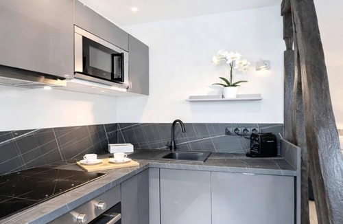 Ternes Apartment | Ideally-located Arc de Triomphe apartment