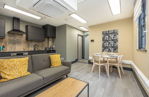St Luke's Apartment | Ideally located cosy flat
