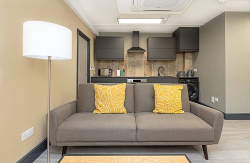 St Luke's Apartment | Ideally located cosy flat