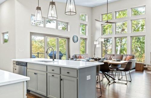 Innsbrook House | Idlewood Treehouse with Hot tub