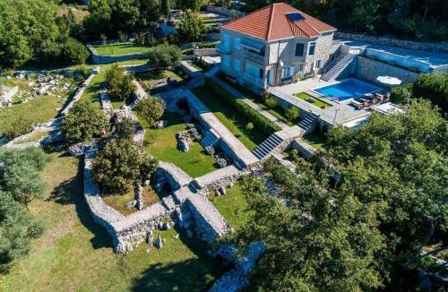 Popovici House | Idylic Escape House with Pool